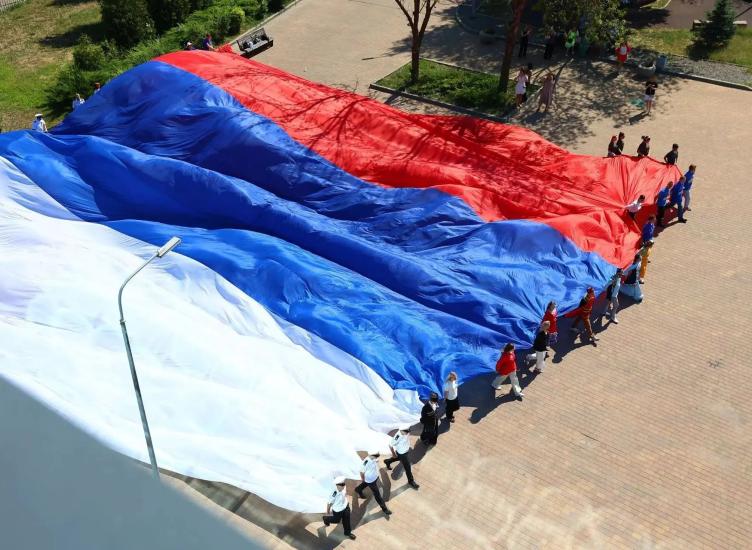 Юным ростовчанам вручили паспорта в преддверии Дня государственного флага